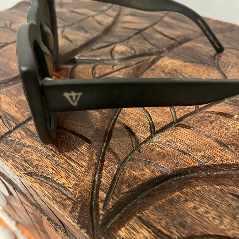 Valley Eyewear Matte Black Round Cat-Eye Sunglasses - Picture 4 of 5